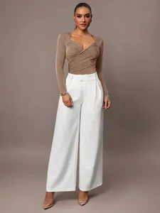 Elegante body in velluto tortora con scollo a V incrociato e raffinati dettagli arricciati