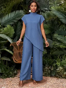 Elegante conjunto azul de dos piezas con cuello alto, bajo irregular y pantalón ancho