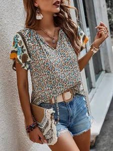 Vue détaillée de l'imprimé floral et de l'encolure en V sur cette blouse d'été ethnique.