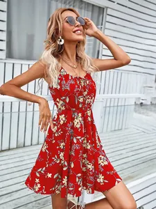 Robe d'été rouge à fleurs sans manches avec taille élastique dans un cadre élégant