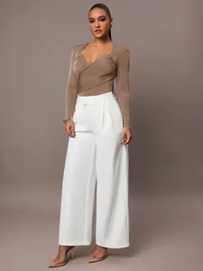 Elegante body in velluto marrone con elegante scollo a V incrociato e design a pieghe