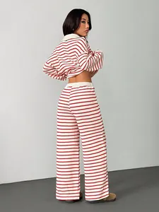 Vista posteriore dettagliata di un set in maglia a righe rosse e bianche con pantaloni larghi