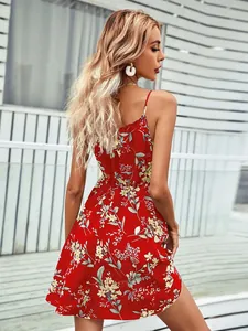 Robe d'été fleurie rouge sans manches avec taille élastique vue de l'arrière élégante