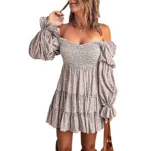 Mini abito boho floreale con spalle scoperte, gonna a balze e maniche lunghe a lanterna.
