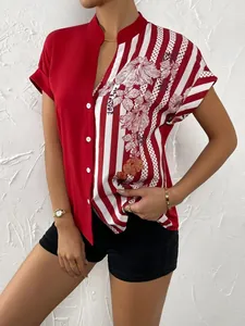 Vue détaillée d'une chemise à manches courtes pour femmes au design floral et rayé rouge