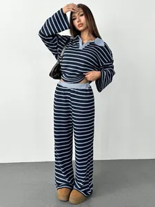Vista completa del completo in maglia a righe su modella, che mostra vestibilità e stile