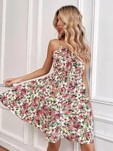 Robe d'été élégante sans manches à imprimé fleuri avec taille élastique sur un mannequin