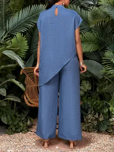 Vista trasera de conjunto azul texturizado con top de dobladillo irregular y pantalón.