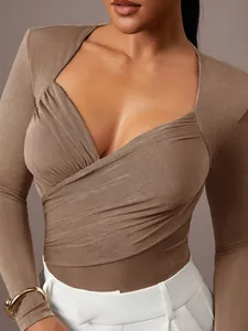 Dettaglio del body in velluto con scollo a V e design a pieghe incrociate eleganti