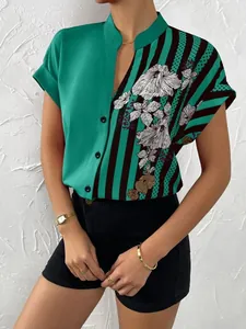 Vue détaillée d'une chemise à manches courtes pour femme avec motif floral et bicolore