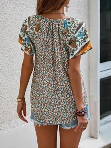 Vue arrière d'une blouse ample à manches courtes avec imprimé floral bohème et ethnique
