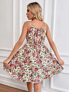 Vue arrière d'une robe d'été fleurie sans manches dotée d'une taille élastique et bretelles