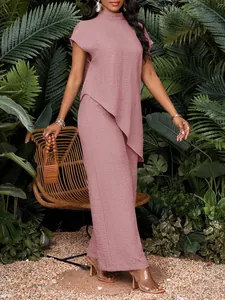 Elegante conjunto de top asimétrico de cuello alto y pantalón ancho a juego en rosa palo