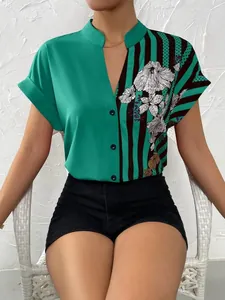 Vue détaillée du chemisier vert bicolore avec motifs floraux et rayures pour femmes.