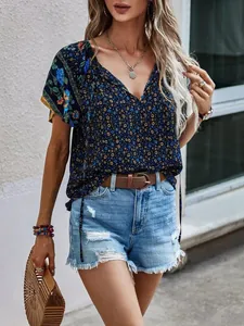 Haut décontracté à fleurs col en V style ethnique porté par un mannequin dehors