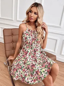 Robe à bretelles élégante sans manches avec imprimé fleuri et taille élastique.