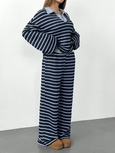 Vista dettagliata del set in maglia a righe blu navy con design a polo con scollo a V