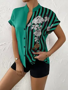 Détail d'un chemisier à manches courtes pour femmes, motif floral et rayures vertes
