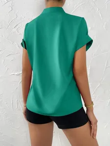 Blouse d'été pour femmes en vert vif, vue de dos montrant les détails du style