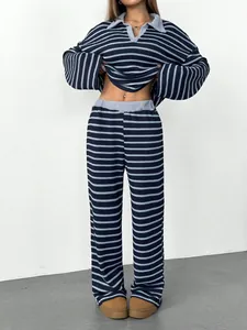 Set due pezzi in maglia a righe blu navy con top a maniche lunghe e pantaloni a gamba larga.