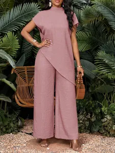 Elegante conjunto malva de dos piezas con top de dobladillo irregular y pantalón ancho