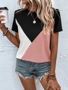 Detailansicht eines Damen-T-Shirts mit Farbblock-Patchwork in Rosa, Weiß und Schwarz