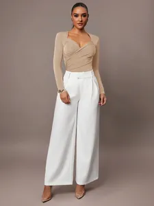 Dettaglio completo di un elegante body a maniche lunghe con scollo a V kaki