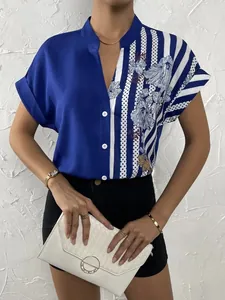 Détail d'un chemisier pour femme à manches courtes avec imprimé floral et rayures bleues