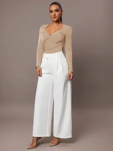 Dettaglio del body in velluto color champagne con scollo a V e design drappeggiato