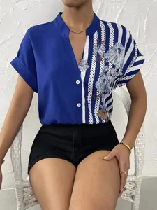 Vue détaillée de la chemise pour femme à motifs floraux colorés et manches courtes.