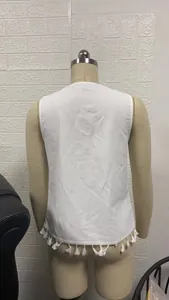 Rückansicht eines weißen ärmellosen Sommertops mit Quastensaum im Ethno-Stil, Detail