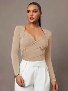 Vista dettagliata del body color champagne con scollo a V incrociato drappeggiato