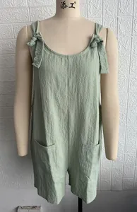 Vue détaillée de ce combishort d'été vert sauge texturé à bretelles nouées