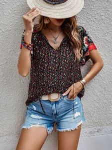 Vue détaillée d'une blouse fleurie pour femme avec col en V et motifs ethniques bohèmes