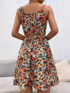 Vue arrière détaillée d'une robe d'été sans manches avec un imprimé floral élégant