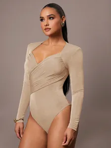 Elegante body in velluto champagne a maniche lunghe con scollo a V incrociato e pieghe da donna