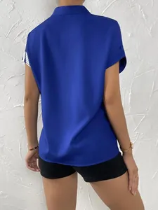 Vue arrière détaillée d'une chemise bleue à manches courtes avec détail de manche contrasté.