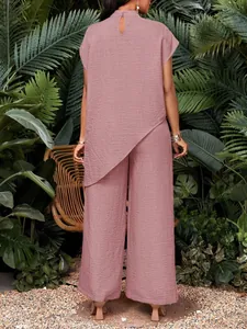 Vista trasera de conjunto casual malva con top asimétrico y pantalones de pierna ancha