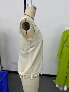 Detaillierte Seitenansicht einer cremefarbenen Weste im Ethno-Stil mit Stickerei und Fransensaum