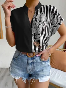 Vue détaillée d'un chemisier pour femme au design bicolore avec fleurs et noir uni.