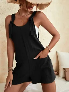 Combinaison short d'été noire décontractée pour femme avec bretelles réglables.