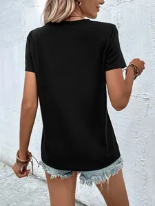 Detaillierte Rückansicht eines lässigen schwarzen Kurzarm-T-Shirts mit lockerer Passform