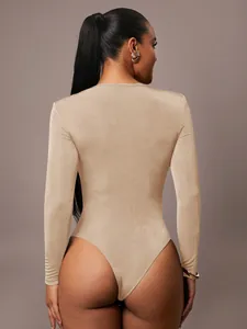 Elegante body in velluto beige a maniche lunghe con vestibilità slim vista posteriore