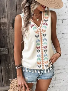 Boho-Top mit V-Ausschnitt, Stickerei und Quasten am Saum, präsentiert von einem Model