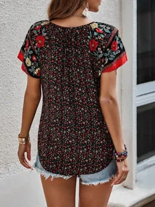 Vue arrière d'un chemisier bohème à fleurs avec des motifs ethniques rouges élégants.