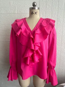 Elegante camicetta fucsia con scollo a V e volant su manichino per la moda autunnale.