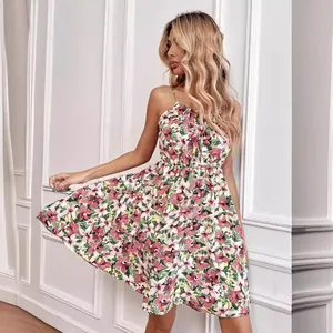 Robe courte fleurie sans manches avec taille élastique et fines bretelles d'été