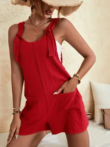 Détail de la combinaison short rouge d'été avec bretelles nouées et poches avant