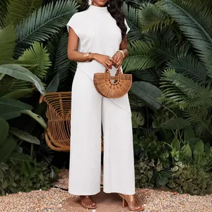 Elegante conjunto blanco de dos piezas con top de cuello alto y pantalones anchos