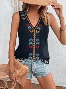 Detailansicht der bunten Stickerei und der Quasten am Saum eines schwarzen Boho-Tops